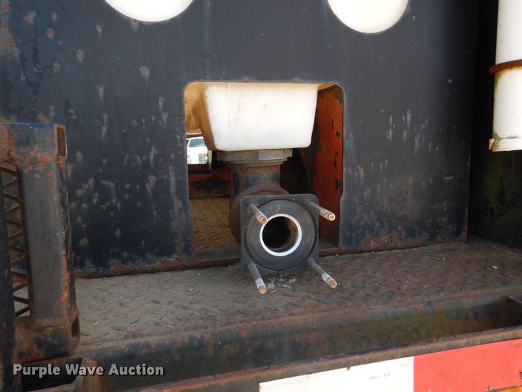 image for item GV9050 1995 International 4900  flatbed truck