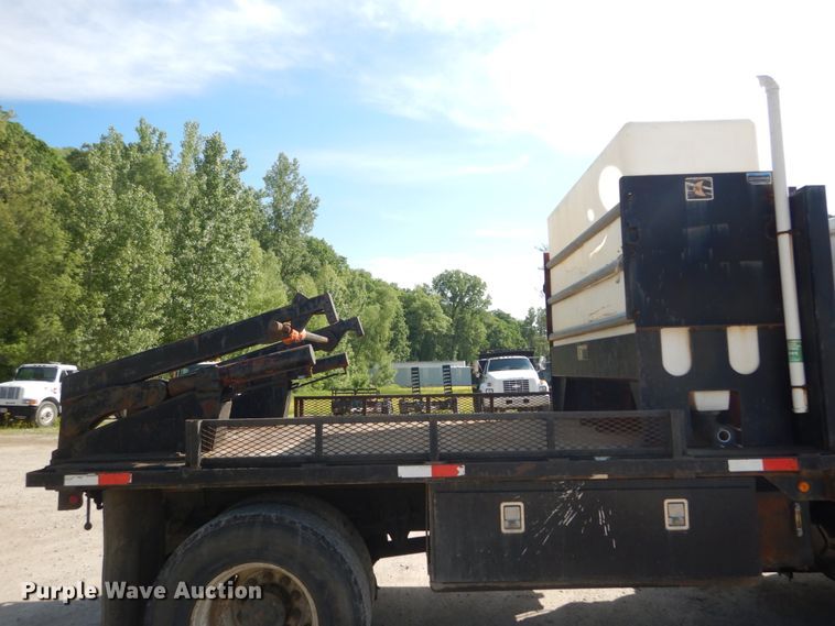 image for item GV9050 1995 International 4900  flatbed truck