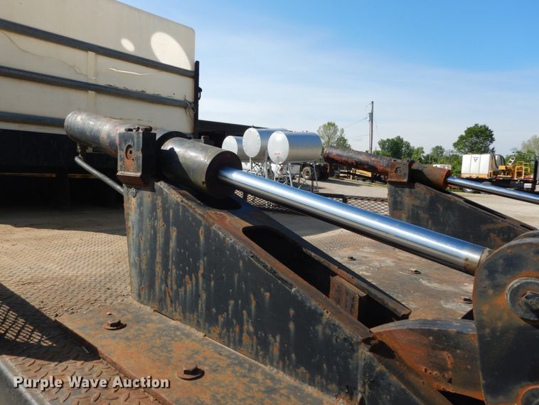 image for item GV9050 1995 International 4900  flatbed truck