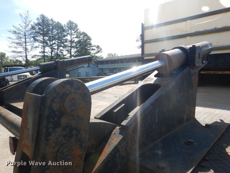 image for item GV9050 1995 International 4900  flatbed truck