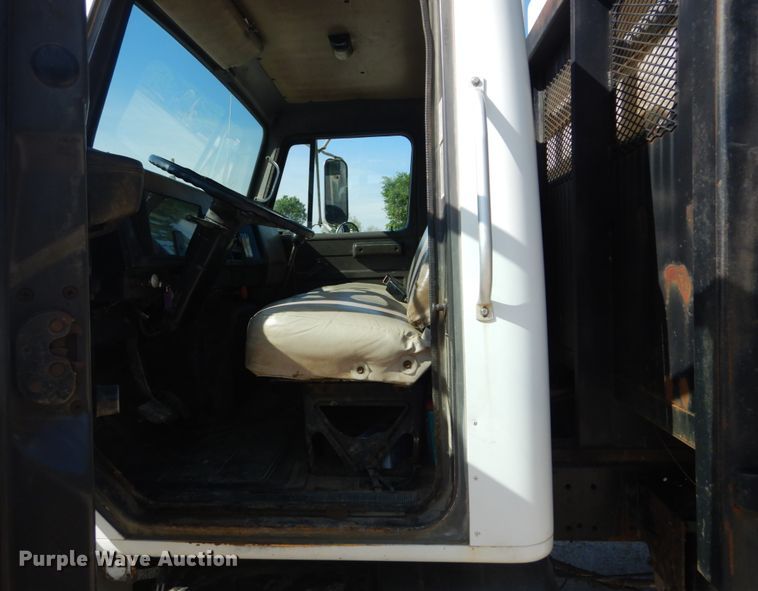 image for item GV9050 1995 International 4900  flatbed truck