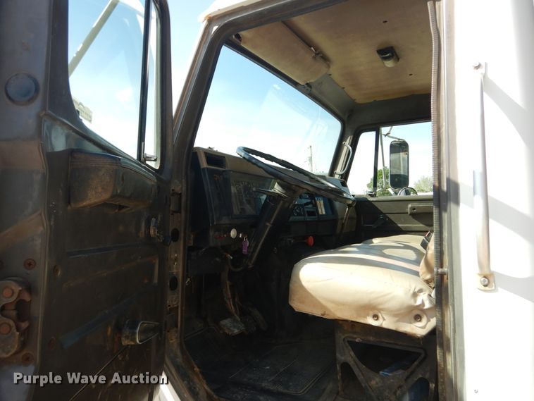 image for item GV9050 1995 International 4900  flatbed truck