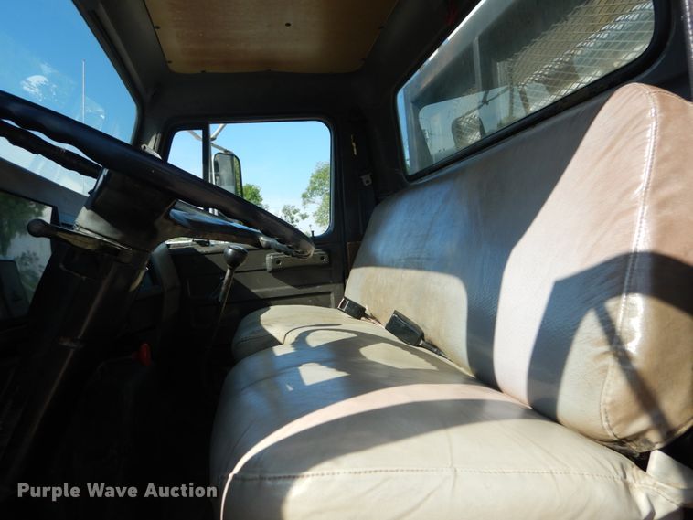 image for item GV9050 1995 International 4900  flatbed truck