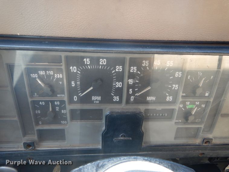 image for item GV9050 1995 International 4900  flatbed truck