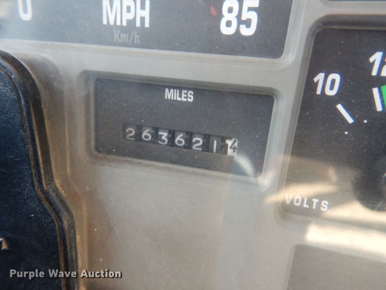 image for item GV9050 1995 International 4900  flatbed truck