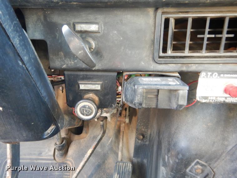 image for item GV9050 1995 International 4900  flatbed truck