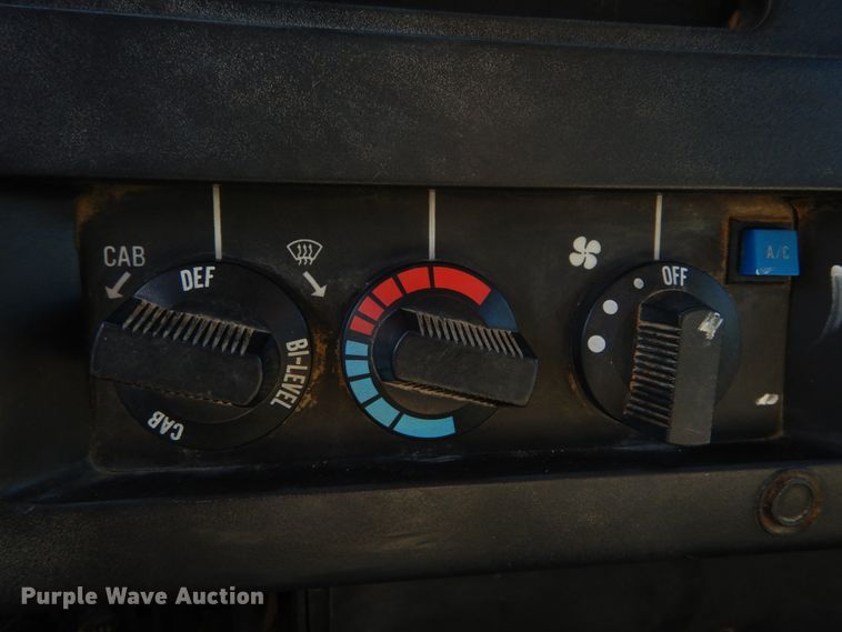 image for item GV9050 1995 International 4900  flatbed truck