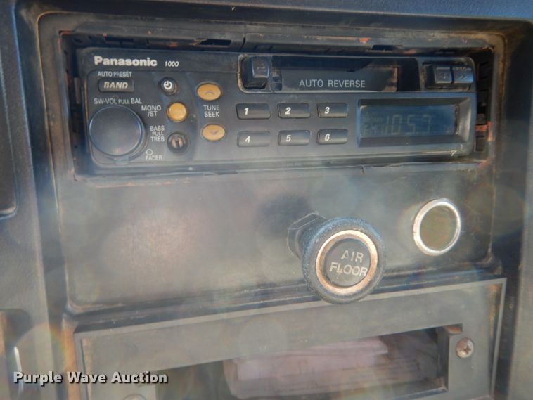 image for item GV9050 1995 International 4900  flatbed truck