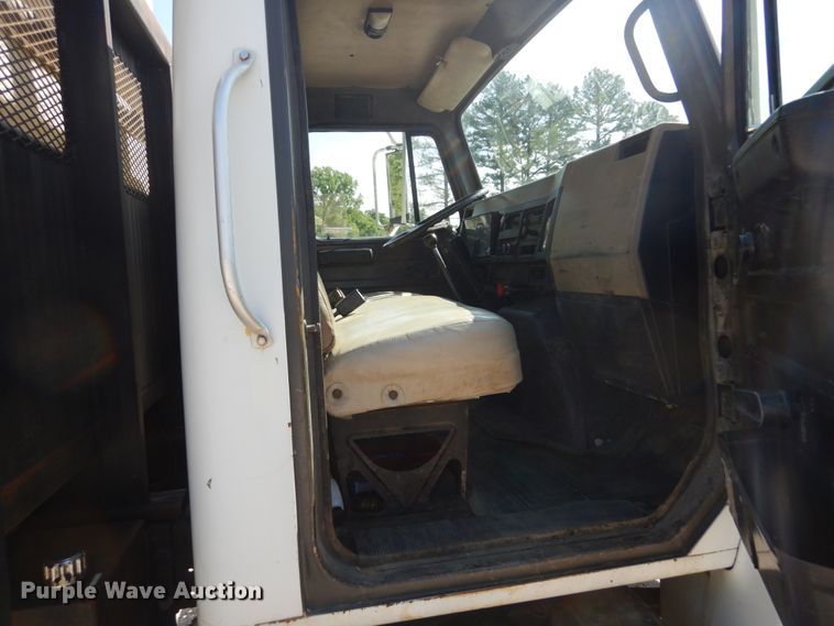 image for item GV9050 1995 International 4900  flatbed truck