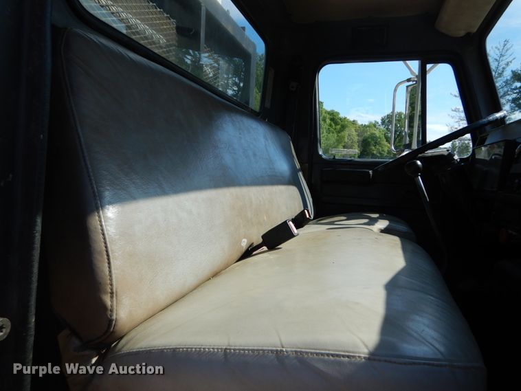 image for item GV9050 1995 International 4900  flatbed truck