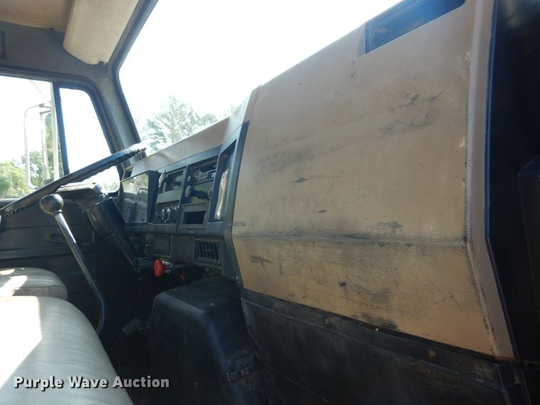 image for item GV9050 1995 International 4900  flatbed truck