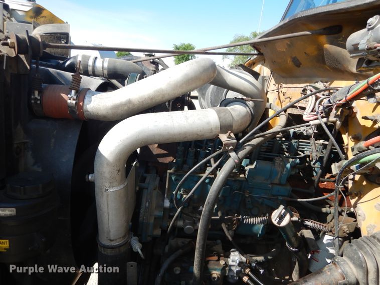 image for item GV9050 1995 International 4900  flatbed truck