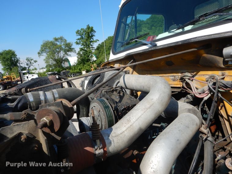 image for item GV9050 1995 International 4900  flatbed truck