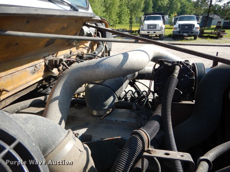 image for item GV9050 1995 International 4900  flatbed truck