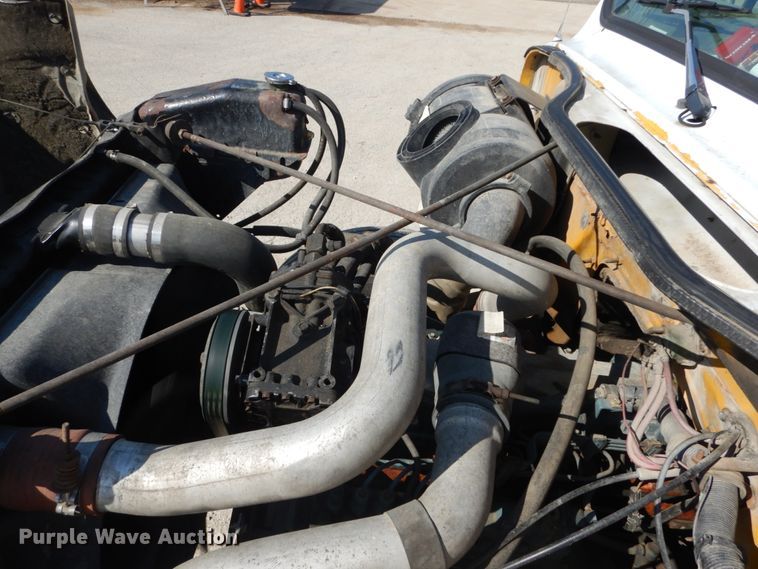 image for item GV9050 1995 International 4900  flatbed truck