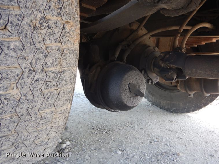 image for item GV9050 1995 International 4900  flatbed truck