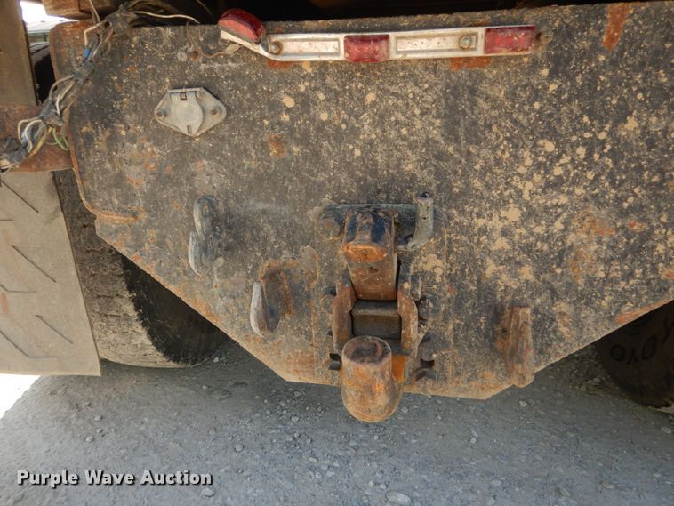 image for item GV9050 1995 International 4900  flatbed truck