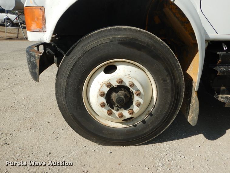 image for item GV9050 1995 International 4900  flatbed truck