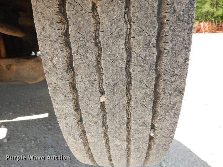 image for item GV9050 1995 International 4900  flatbed truck