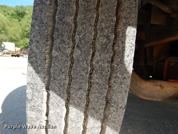 image for item GV9050 1995 International 4900  flatbed truck