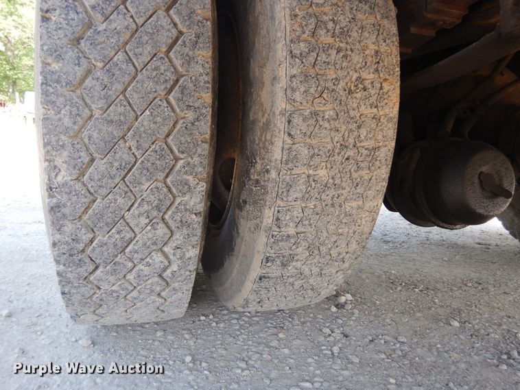 image for item GV9050 1995 International 4900  flatbed truck