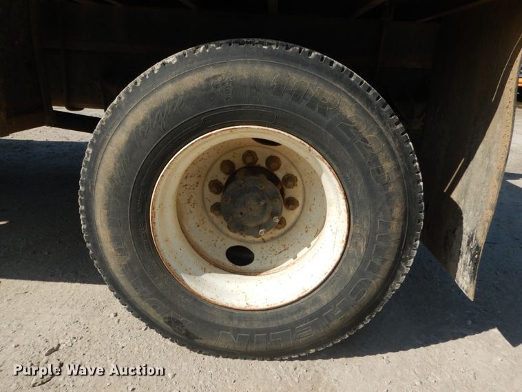 image for item GV9050 1995 International 4900  flatbed truck