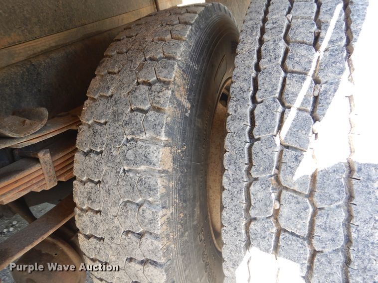 image for item GV9050 1995 International 4900  flatbed truck