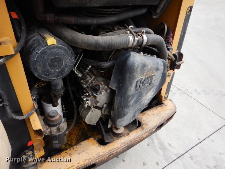 image for item GW9107 2004 Caterpillar 226B  skid steer loader