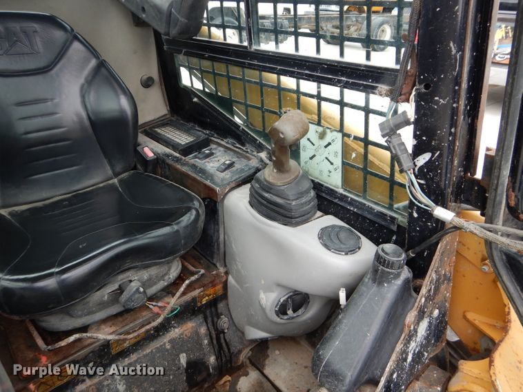 image for item GW9107 2004 Caterpillar 226B  skid steer loader