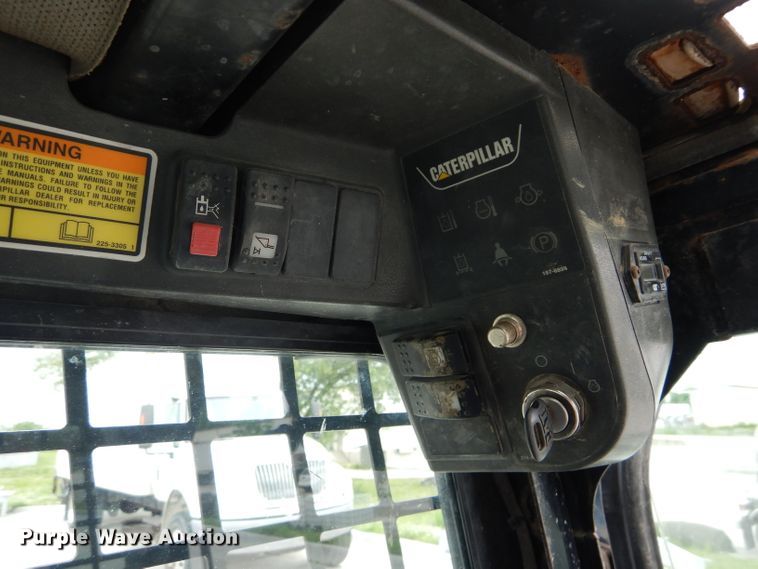 image for item GW9107 2004 Caterpillar 226B  skid steer loader