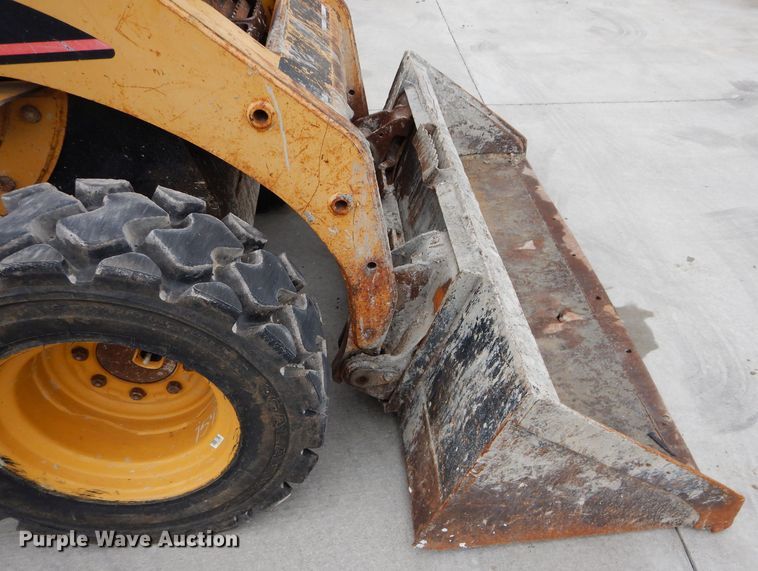 image for item GW9107 2004 Caterpillar 226B  skid steer loader