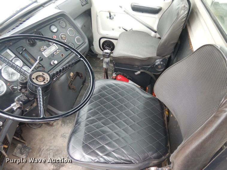 image for item GW9118 1995 Ford L9000  roll-off container truck