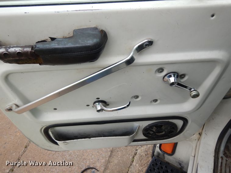 image for item GW9118 1995 Ford L9000  roll-off container truck