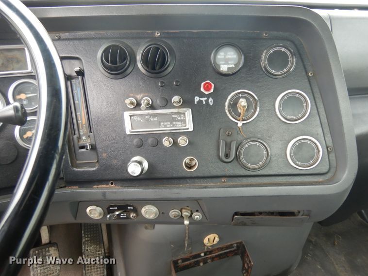 image for item GW9118 1995 Ford L9000  roll-off container truck