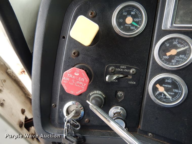 image for item GW9118 1995 Ford L9000  roll-off container truck