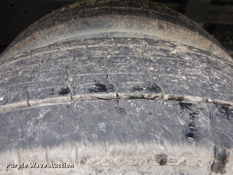 image for item GW9118 1995 Ford L9000  roll-off container truck