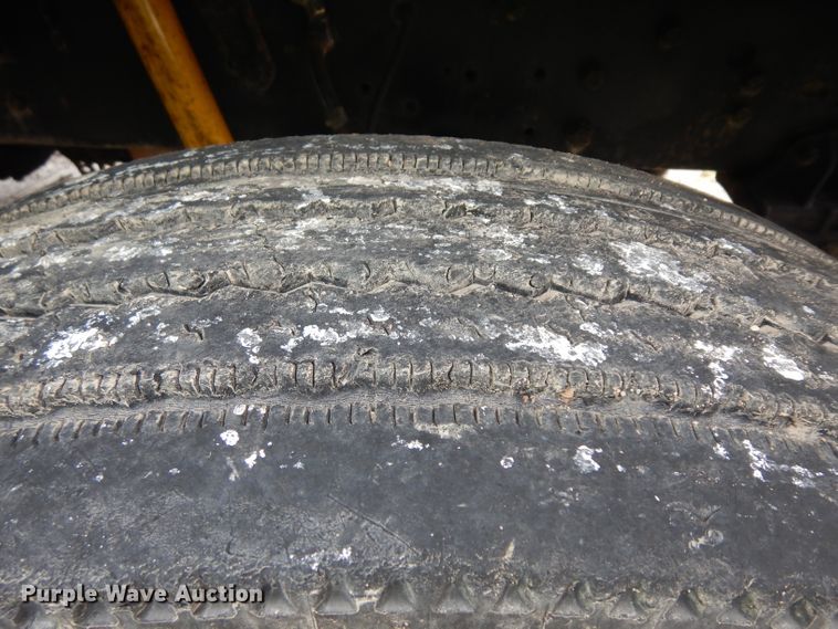 image for item GW9119 1999 Ford F800 dump truck with crane