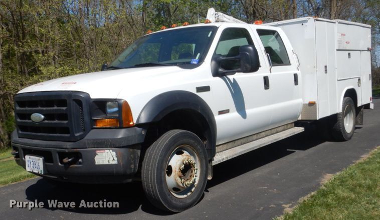 image for item GW9881 2007 Ford F550 Super Duty utility bed truck with crane