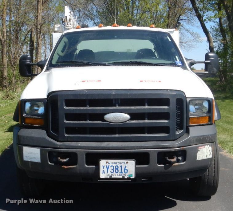 image for item GW9881 2007 Ford F550 Super Duty utility bed truck with crane