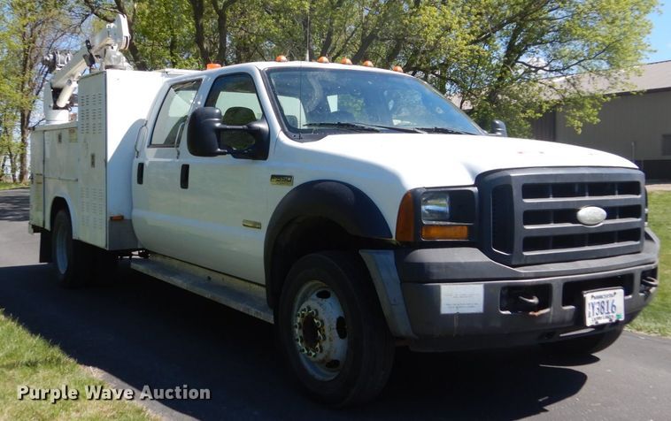 image for item GW9881 2007 Ford F550 Super Duty utility bed truck with crane