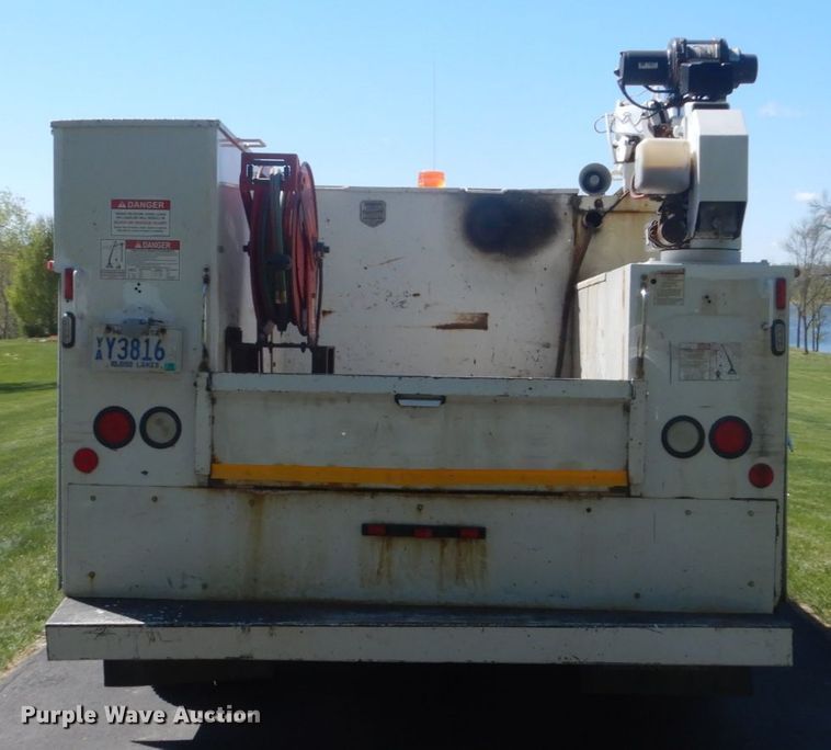 image for item GW9881 2007 Ford F550 Super Duty utility bed truck with crane