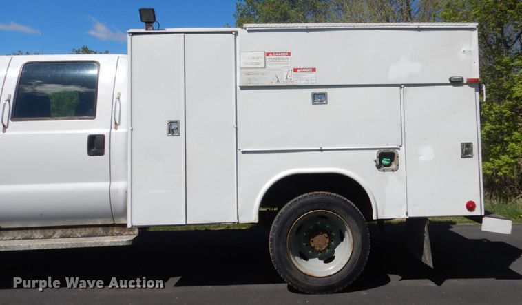 image for item GW9881 2007 Ford F550 Super Duty utility bed truck with crane