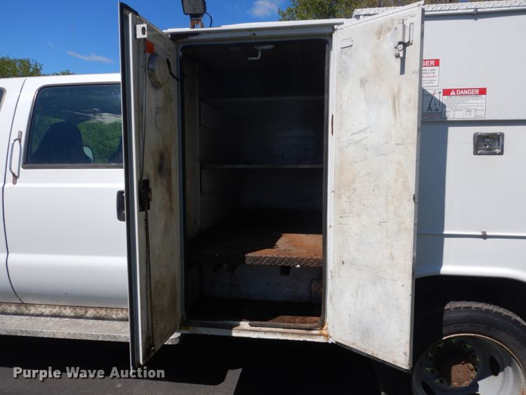 image for item GW9881 2007 Ford F550 Super Duty utility bed truck with crane