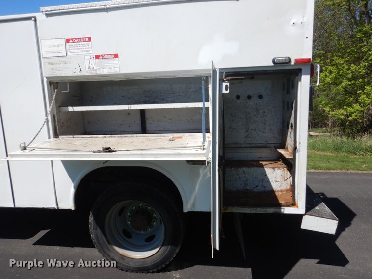 image for item GW9881 2007 Ford F550 Super Duty utility bed truck with crane