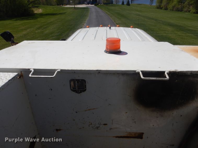 image for item GW9881 2007 Ford F550 Super Duty utility bed truck with crane