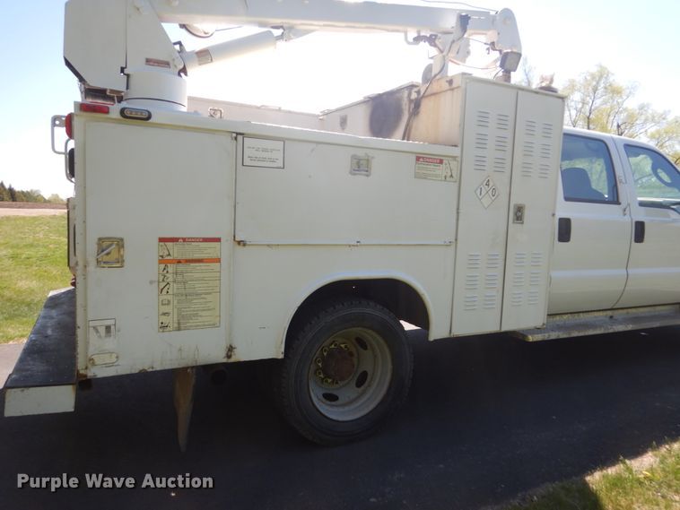 image for item GW9881 2007 Ford F550 Super Duty utility bed truck with crane