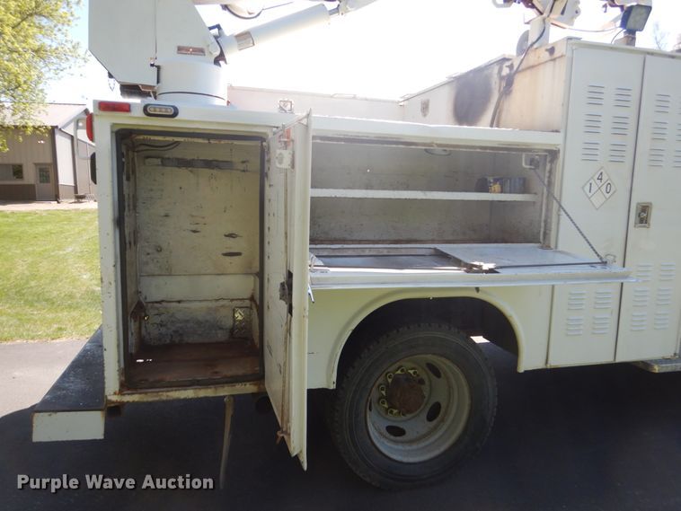 image for item GW9881 2007 Ford F550 Super Duty utility bed truck with crane