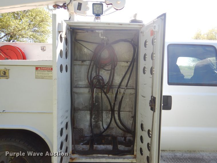 image for item GW9881 2007 Ford F550 Super Duty utility bed truck with crane