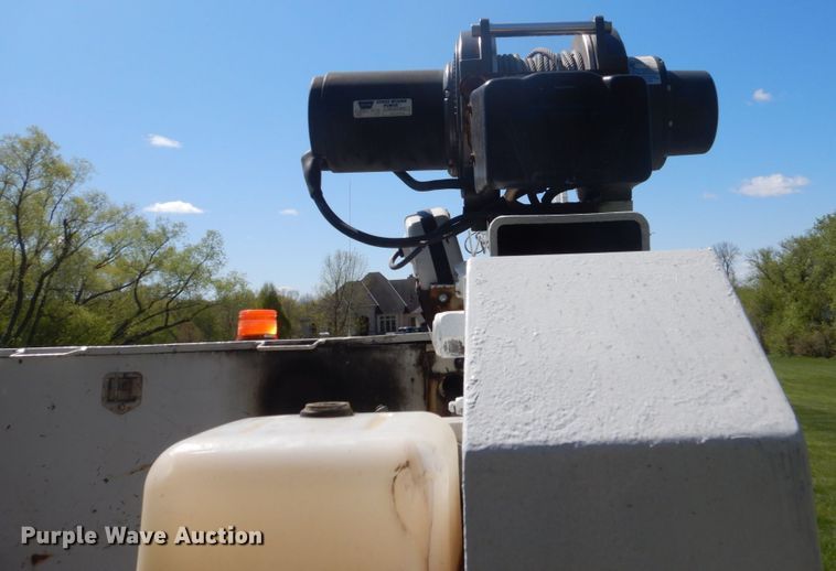 image for item GW9881 2007 Ford F550 Super Duty utility bed truck with crane