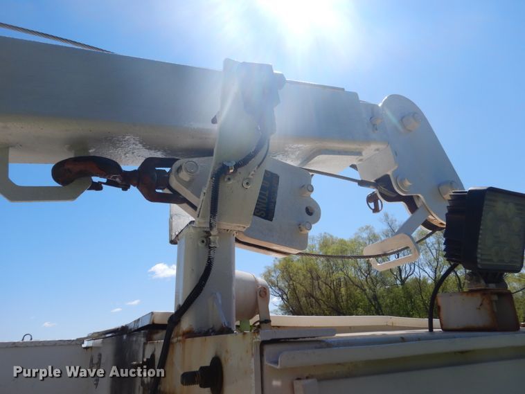 image for item GW9881 2007 Ford F550 Super Duty utility bed truck with crane